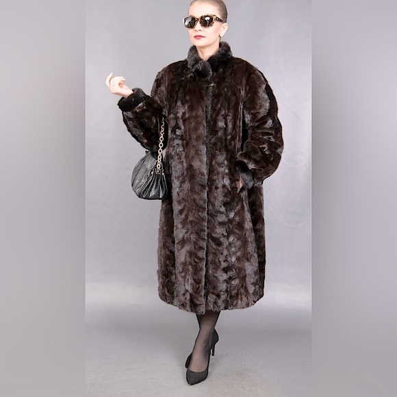 Stunning Genuine Mink Fur Coat!